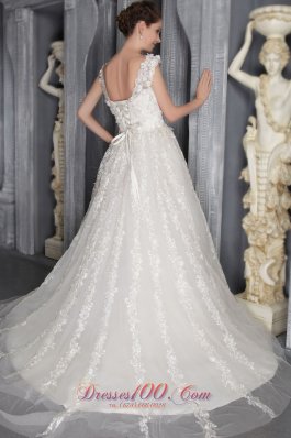 Luxurious Empire Appliques Wedding Gowns Straps Tulle