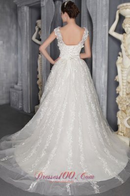 Luxurious Empire Appliques Wedding Gowns Straps Tulle