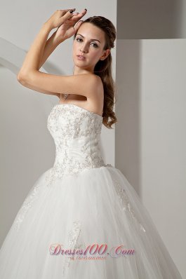 Strapless Appliques Wedding Dress With Chapel Train