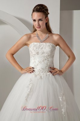 Strapless Appliques Wedding Dress With Chapel Train