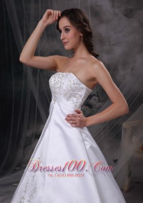 Court Train Strapless Embriodery Satin Bridal Wedding Dress