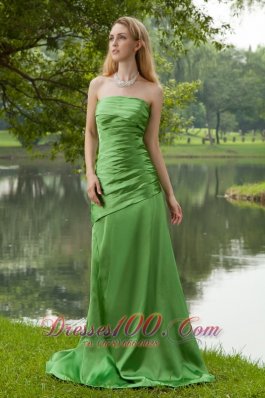 Brush Train Strapless Spring Green Bridesmaid Dress Ruch