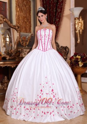 Boning White Sweet 15 Dress Embroidery Ball Gown