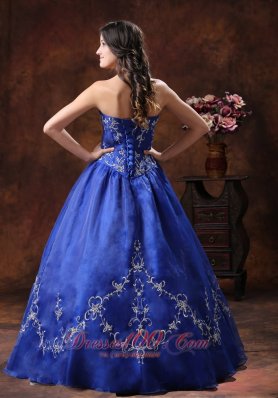 Halter Dresses for A Quince With Embroidery Decorate Organza