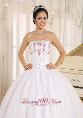 2013 White Embroidery Quinceanera Dress for Girls