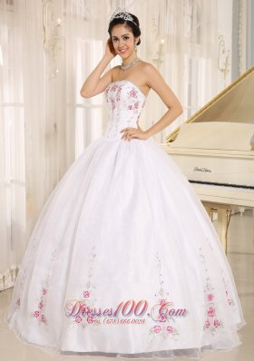 2013 White Embroidery Quinceanera Dress for Girls