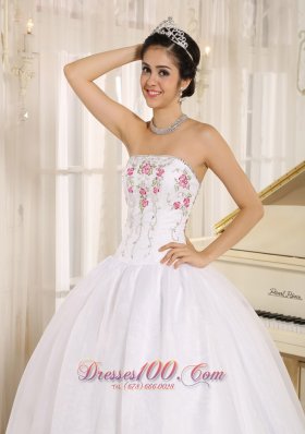 2013 White Embroidery Quinceanera Dress for Girls