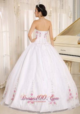 2013 White Embroidery Quinceanera Dress for Girls