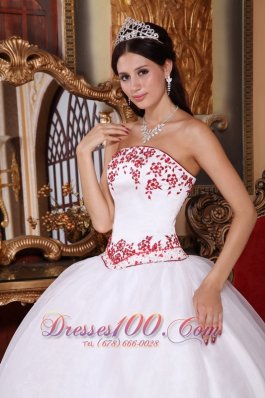 Exquisite White Red Embroidery Beading Dress for Quinceanera