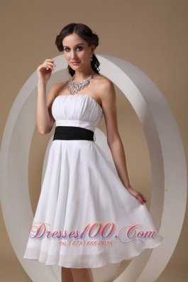 Knee-length White Sash Dama Bridesmaid Dresses