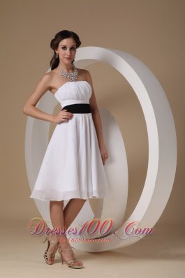 Knee-length White Sash Dama Bridesmaid Dresses