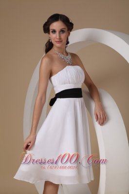 Knee-length White Sash Dama Bridesmaid Dresses