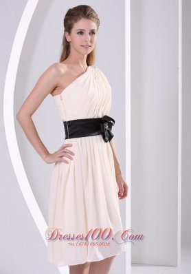 One Shoulder Champagne Knee-length Chiffon Dama Dress