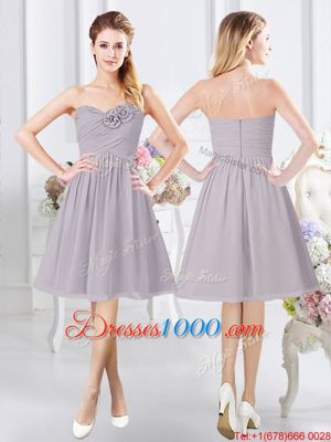 Sweetheart Sleeveless Damas Dress Knee Length Lace and Ruching and Hand Made Flower Grey Chiffon