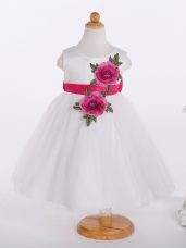 Sweet White Sleeveless Knee Length Bowknot and Hand Made Flower Zipper Little Girls Pageant Gowns